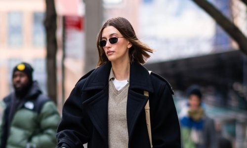 Hailey Bieber outfitom se vratila u školske klupe, a suknjica niskog struka nikad nije izgledala bolje