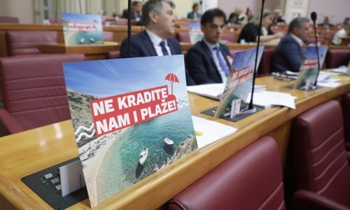 Oporba u Saboru bijesna: Sačić poderao prijedlog zakona jer je 'to smeće protuhrvatsko', SDP-ovci poručili - 'Ne kradite nam i plaže!'