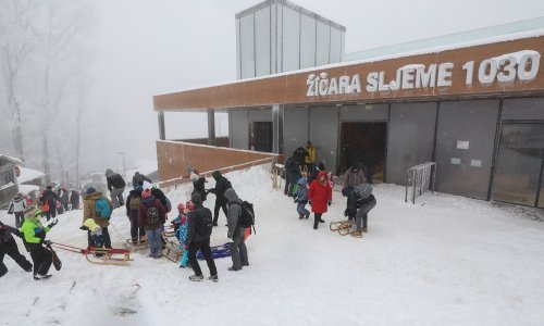 [FOTO] Početak skijaške sezone na Sljemenu izazvao prometni kaos, policija zatvorila Sljemensku cestu: Preporučuje se javni prijevoz