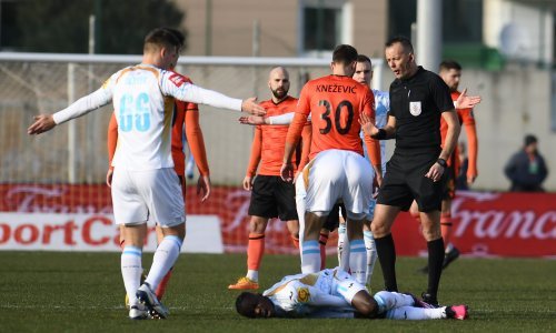 [VIDEO] Trenutak užasa na Šubićevcu; brutalno je džonom ušao u koljeno Rijekinog napadača, a tek zahvaljujući VAR-u dobio crveni