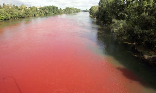 [VIDEO] Užasni prizori u Zenici: Zagađena rijeka Bosna obojana u crveno