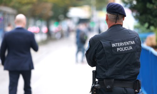 Dok ih je interventna policija zaustavljala, muškarac kroz prozor automobila bacio 170 grama amfetamina
