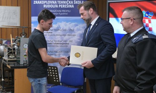 Banožić s budućim zrakoplovnim tehničarima: Vlada nastavlja s opremanjem HRZ-a