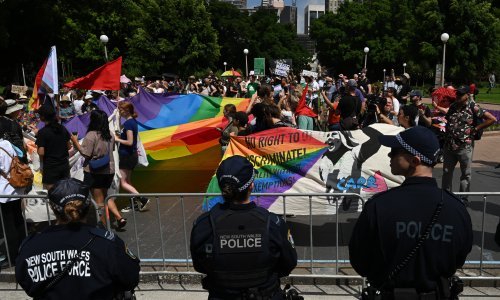 Prosvjednici s natpisima 'gori u paklu' na pogrebu australskog kardinala Pella