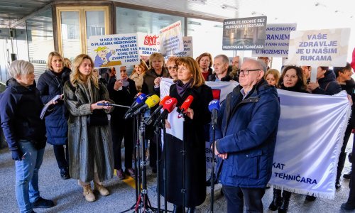 [FOTO] Prosvjeduju medicinske sestre i tehničari: Božinović i Fuchs izborili su veće koeficijente, samo Beroš to ne može!