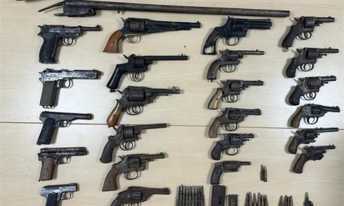 Koji arsenal! Policija od 69-godišnjaka zaplijenila 18 revolvera, pet pištolja, lovačku pušku