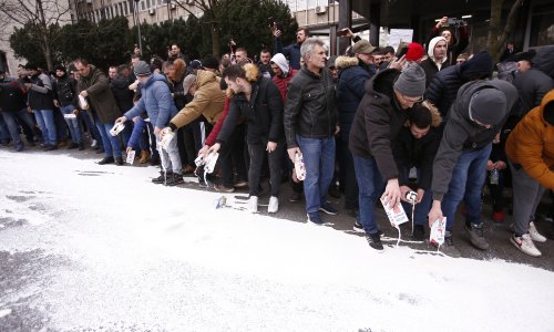 [FOTO] Litre mlijeka potekle usred Beograda: Poljoprivrednici prosvjedovali zbog 'uništavanja poljoprivrede'