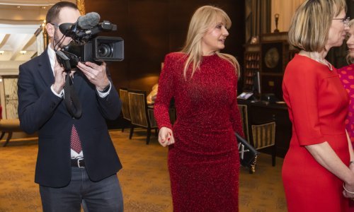 [FOTO] Milanović i Tomašević progovorili što ih osobno veže uz Dan crvenih haljina, zagrebački gradonačelnik dohvatio se i kamere