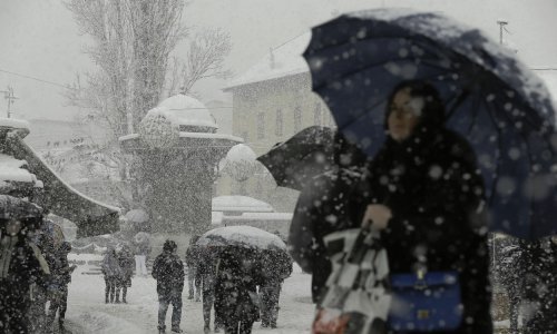 Snježne oluje prekinule opskrbu električnom energijom i poremetile promet na jugostoku Europe
