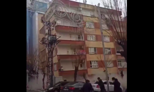 [VIDEO] Satima nakon razornog udara stambena zgrada u Sanliurfi samo se urušila