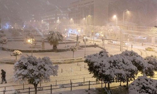 Snježna oluja Barbara poharala Atenu, zatvorene škole i dućani, promet u kaosu