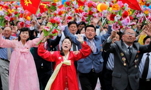 U čast Kim Jong-Una civilna parada s kartonskim raketama