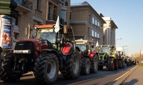 Stotine traktora na ulicama Pariza: Poljoprivrednici prosvjeduju protiv zabrane pesticida