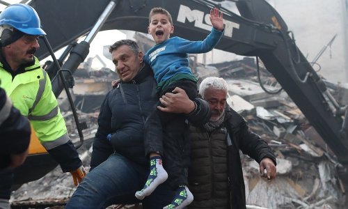 [VIDEO] Nakon 52 sata izvučen neozlijeđen dječak, poslije 54 majka i kći, a iz Sirije stigle nevjerojatne snimke spašenih djevojčica