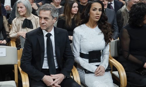 Atraktivna partnerica slovenskog premijera Roberta Goloba pripijenom haljinom istaknula vitku figuru