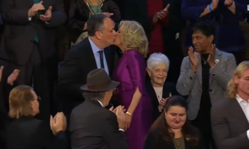 [VIDEO] Bidenov govor o stanju nacije: Društvene mreže gore zbog poljupca prve američke dame i supruga potpredsjednice Harris