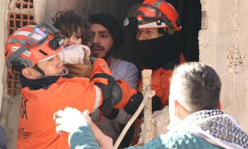 Gubi se nada da su preživjeli ljudi ispod ruševina u Turskoj i Siriji, broj mrtvih raste