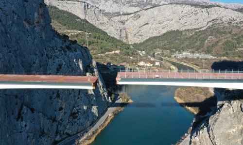 [FOTO/VIDEO] Pogledajte kako izgledaju zadnji dani spajanja mosta kod Omiša na 70 metara nadmorske visine