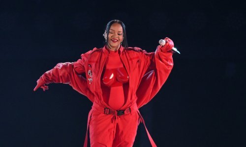 Outfit o kojem će se pričati: Rihanna naglasila trudnički trbuščić u raskopčanom padobranskom kombinezonu