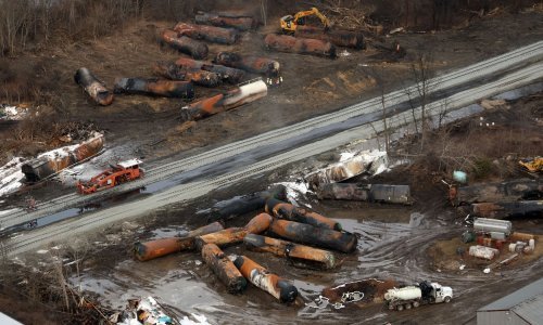 U zrak je u Ohiju nakon nesreće ispuštena gomila opasnih kemikalija: Vlasti tvrde da je sve u redu, građani u strahu