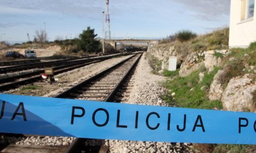 Brzi vlak na relaciji Zagreb - Split iskočio iz tračnica