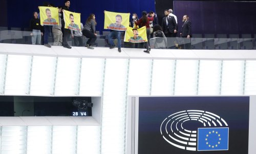 [FOTO/VIDEO] Prokurdski aktivisti prekinuli sjednicu Europskog parlamenta, Metsola poručila: 'Ovo nije način da se privuče pozornost!'
