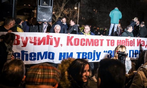 Prosvjednici došli pred Vučićev ured: ‘Putine, daj nam mjesec dana da uklonimo tog izdajnika!‘