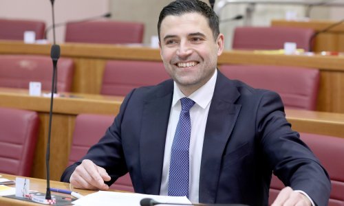 Bernardić o Zakonu o kazalištima: Cilj je zadržati sve ljude ministrice kulture i zabetonirati njihovu poziciju