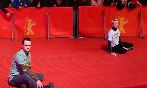 [FOTO] Novi incident: Klimatski aktivisti se zalijepili za crveni tepih na Berlinaleu