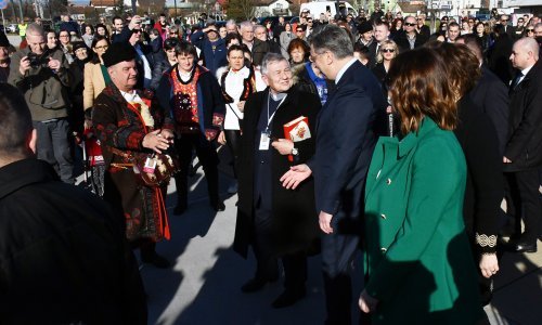 [VIDEO/FOTO] Plenkovića u Pleternici dočekali bećarcem, pogledajte kako im je uzvratio