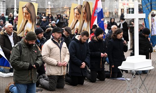 Teolozi: Molitelji na Trgu su izraz religijskog fundamentalizma i ideološka instrumentalizacija vjere