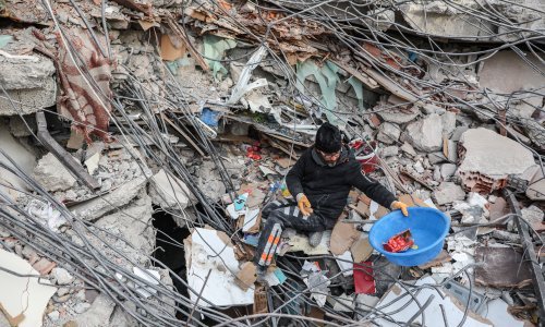 Potraga za preživjelima završava danas. Poginulo je više od 46 tisuća ljudi, ne zna se koliko je nestalih, 345.000 stanova je uništeno...