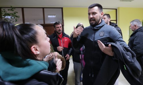 [FOTO/VIDEO] Žestoka rasprava zbog kontejnera: Ivošević izviždan, stanovnici Spinuta ne žele 'mali Karepovac' u svojim dvorištima