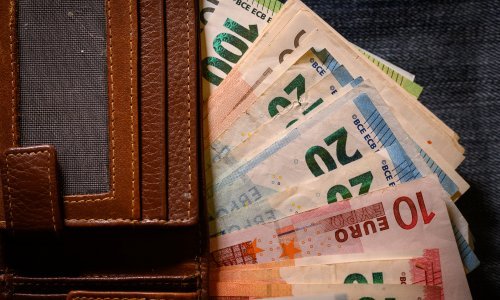 Prosječna neto plaća i dalje pada, pola Hrvata radi za manje 930 eura
