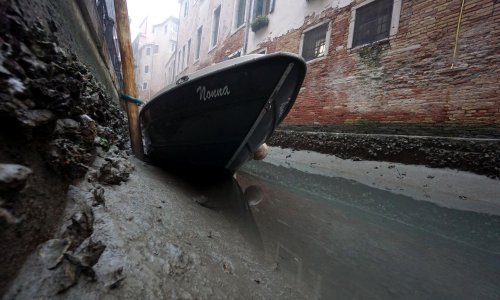 U Veneciji presušili kanali pa gondole, vodeni taksiji i hitna pomoć više ne mogu ploviti