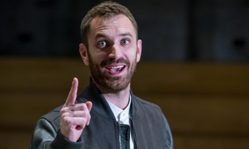 [FOTO] Momčilo Otašević prvi put u javnosti nakon vijesti da se razvodi, dobro raspoložen pojavio se na premijeri filma