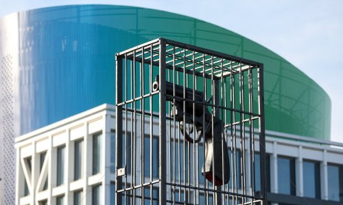 [FOTO] Galerist Miloš Glavurtić na Trgu Republike Hrvatske postavio instalaciju 'Imagine' Vladimira Dodiga Trokuta