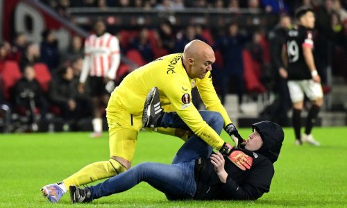 Huligan utrčao na teren i udario šakom srpskog golmana, ubrzo mu je pao mrak na oči