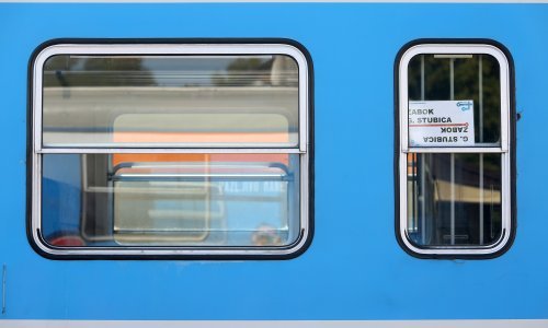 Vlak naletio na automobil u Gornjoj Stubici, ozlijeđena jedna osoba. Željeznički promet u prekidu, voze autobusi