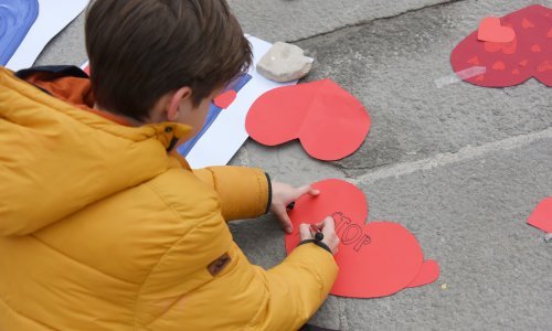 [FOTO] Nakon napada na 16-godišnjaka u Puli održan prosvjed 'Glasnom tišinom protiv nasilja'