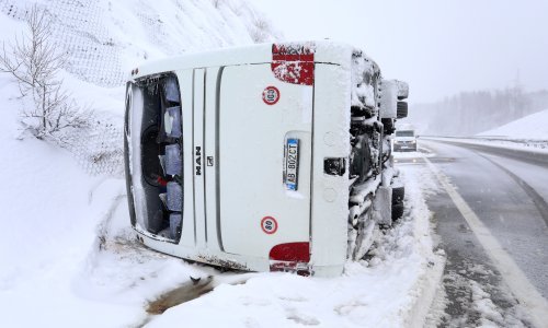 [FOTO] U prevrtanju autobusa na A1 kod čvora Brinje poginuo muškarac, jedna putnica u kritičnom stanju