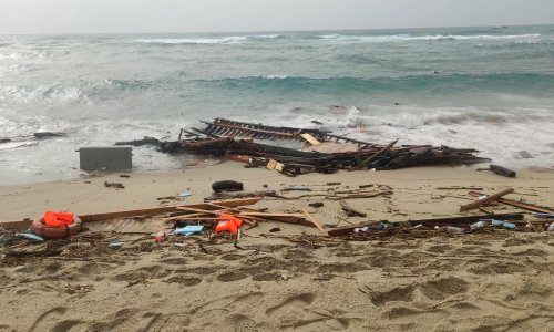 [FOTO] U strašnom brodolomu na jugu Italije najmanje 45 mrtvih, među njima i djeca