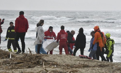 Gotovo 60 migranata poginulo u brodolomu u Italiji, jedna osoba uhićena zbog krijumčarenja