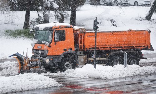 Sloveniju prekrio snijeg, u primorju puše snažna bura