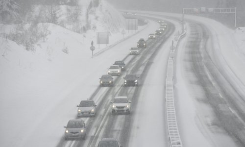 Prekinut sav promet između Dalmacije i unutrašnjosti, u Gračacu i Gospiću otvoreni prihvatni centri za putnike
