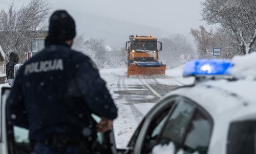 Policija ispisala 32 kazne zbog vožnje kroz mećavu bez zimske opreme i 18 zbog nepoštivanja znakova