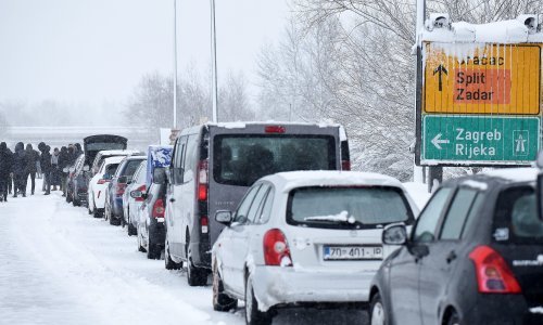 [FOTO/VIDEO] Nakon 16 sati čekanja kolona automobila na A1 krenula put juga. DHMZ izdao novo upozorenje