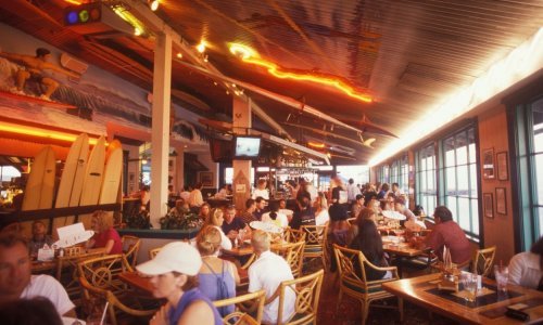 Zašto su današnji restorani često (pre)bučni? Znanost kaže da gosti uz decibele - brže jedu