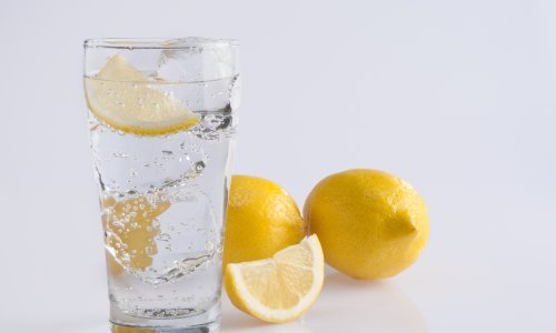 Zašto baš nikad ne biste smjeli staviti limun u čašu vode