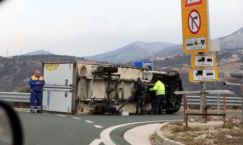 [FOTO] Olujna bura udara po obali: Ovako se provelo jedno dostavno vozilo kod Kraljevice